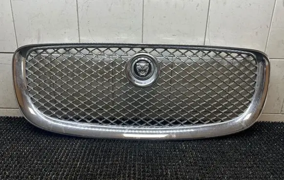 Jaguar XJL Front bumper upper radiator grill AW938B271AA