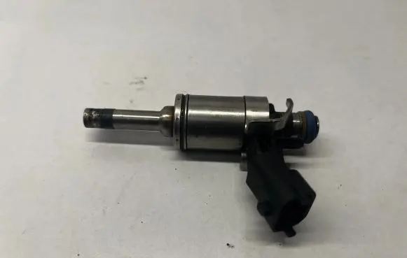 Audi A4 S4 B9 8W Fuel injector 0261500