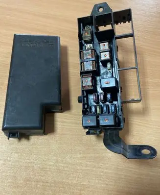 Subaru Impreza II Fuse box set MB100100B
