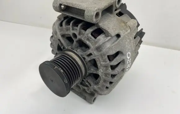 Mercedes-Benz C W204 Generator/alternator A0009067902 212020624 2617417A