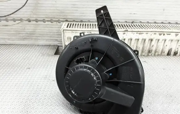 Volkswagen Polo Heater fan/blower 6Q1820015G
