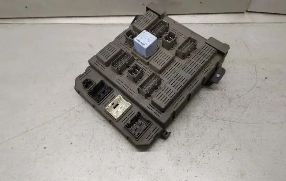 Peugeot 607 Fuse module 9645585480