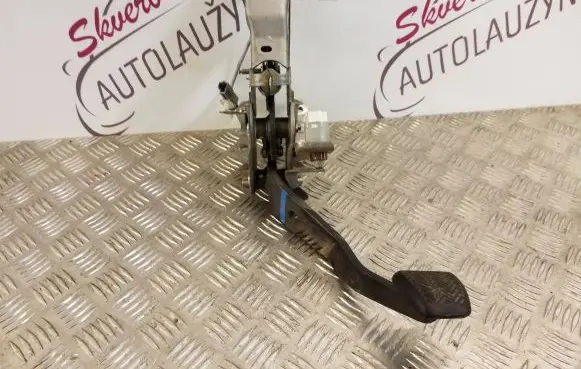Toyota RAV 4 (XA30) Brake pedal