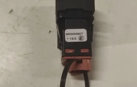 Citroen C4 Grand Picasso Fuel tank opening switch 96530658XT