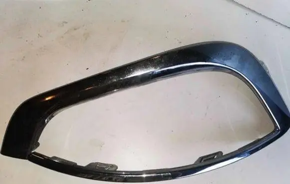 Chrysler Pacifica Front fog light trim/grill