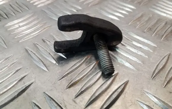 Nissan Juke I F15 Fuel Injector clamp holder