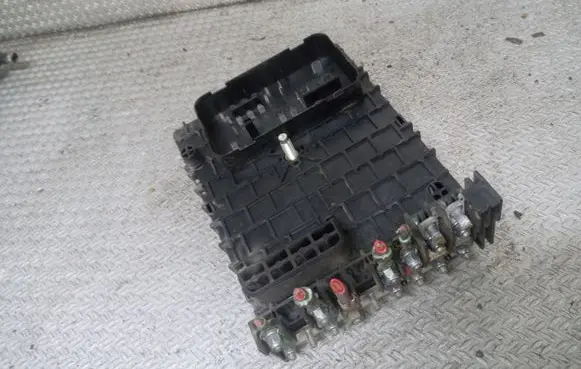 Volkswagen PASSAT B6 Fuse module 3C0937125
