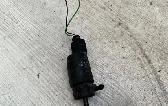 Audi A6 S6 C5 4B Windscreen/windshield washer pump 1J5955651