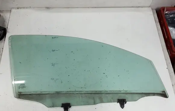 Nissan Qashqai Sliding door window/glass 