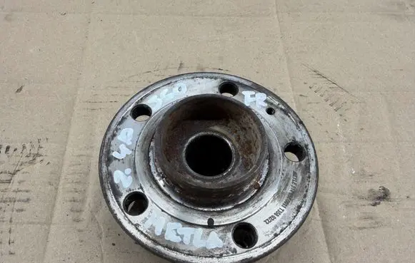 Front wheel hub