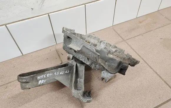 Nissan Note (E11) Gearbox mount 8200043084 11254AX600