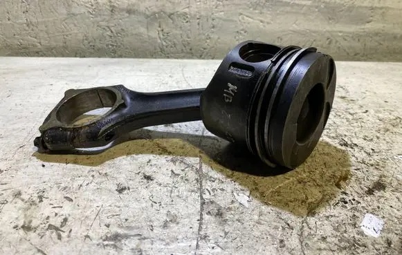 Mercedes-Benz E W211 Piston with connecting rod