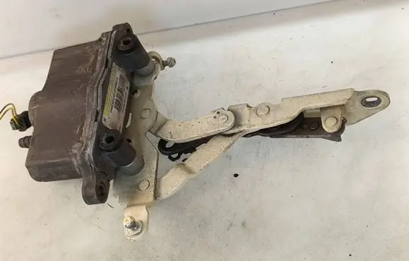 Engine bonnet/hood hinges