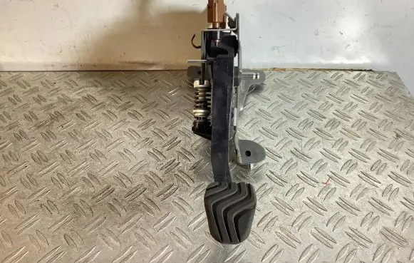 Nissan Qashqai Clutch pedal 465034208RB
