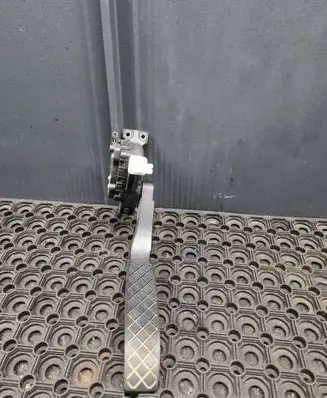 Accelerator throttle pedal