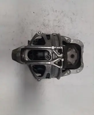 Engine mount vacuum valve