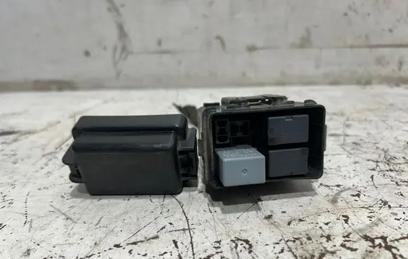 Honda FR-V Relay mounting block 