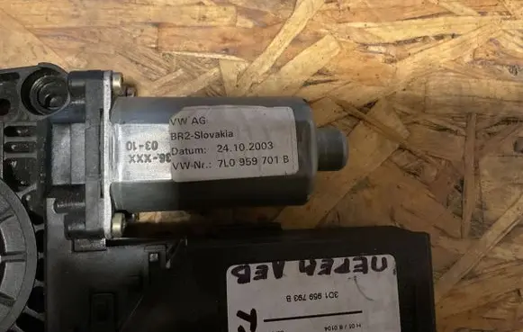 Volkswagen Touareg I Front door window regulator motor 7L0959701B 24102003 8664696