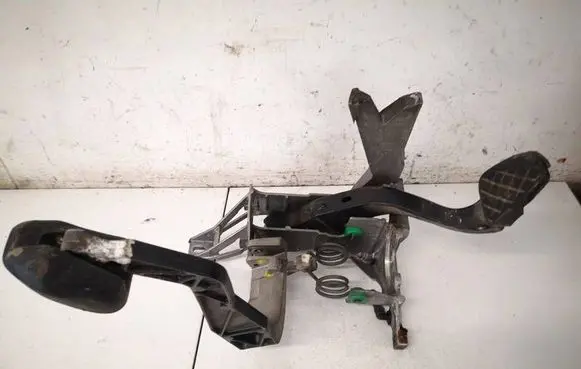 Volkswagen PASSAT B5.5 Brake pedal 8D1721316G