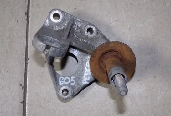 Peugeot 605 Engine mounting bracket 9600925480