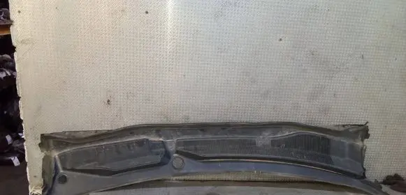 Volkswagen Routan Wiper trim 05113548AA