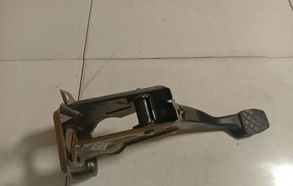 Volkswagen PASSAT B7 Brake pedal 1K1721117H