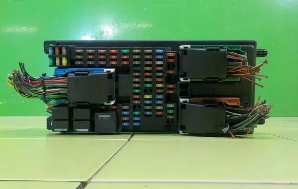 Land Rover Range Rover Sport L320 Fuse box set YQE500420 BEZPIECZNIKOW