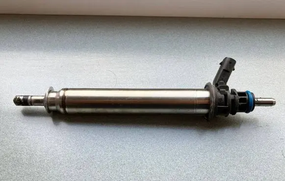 Mercedes-Benz C W205 Fuel injector A2560700187