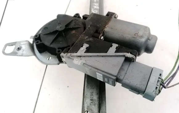 Citroen C3 Front door window regulator motor 400618F