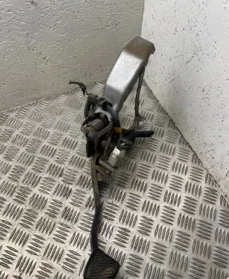 Toyota RAV 4 (XA30) Brake pedal