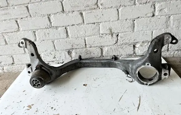 Volkswagen Touareg I Engine mounting bracket 7L6199207