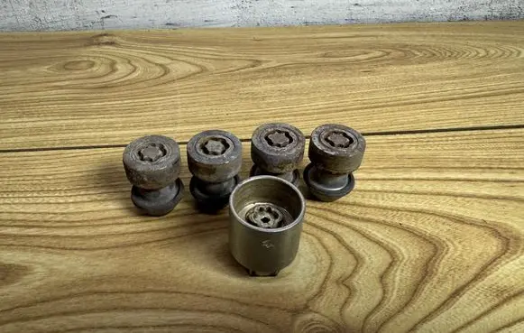 Ford S-MAX Anti-theft wheel nuts and lock 