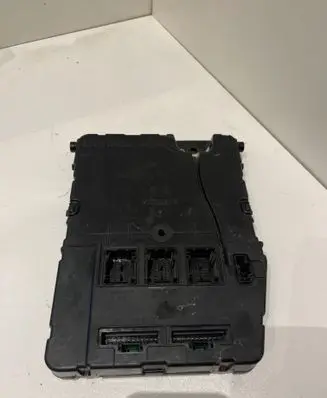 Renault Scenic II - Grand scenic II Fuse module 8200606825 06275