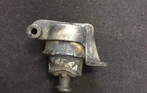 Opel Zafira B Engine mount bracket