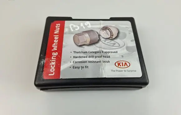 KIA Sportage Anti-theft wheel nuts and lock 