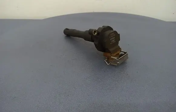 BMW 5 E39 High voltage ignition coil 1748017