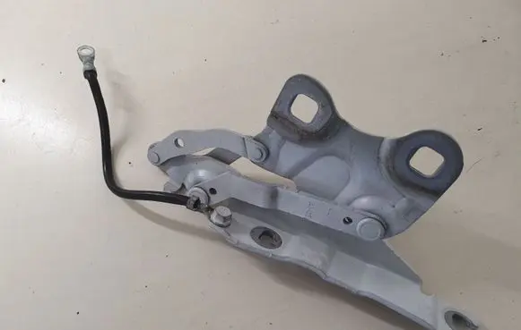 Engine bonnet/hood hinges