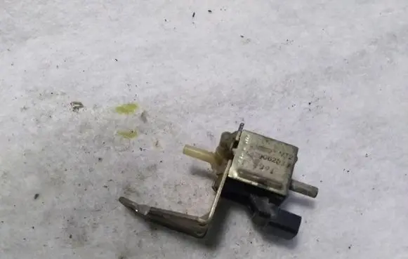 Audi A6 S6 C5 4B Turbo solenoid valve 437906283A