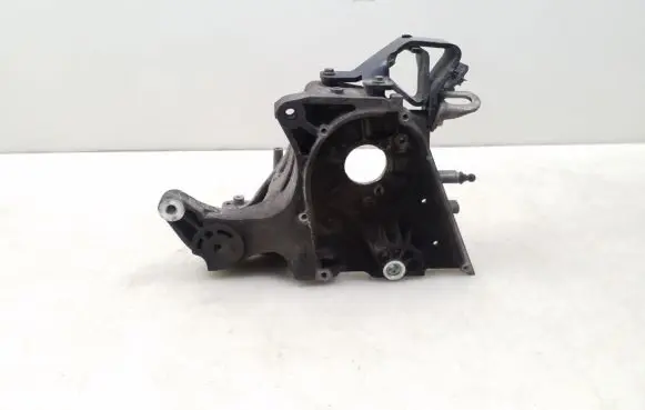 Opel Insignia A Fuel pump bracket 55574721