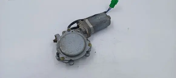Subaru Impreza I Front door window regulator motor 12V7107