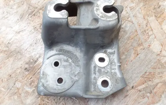 Engine mounting bracket