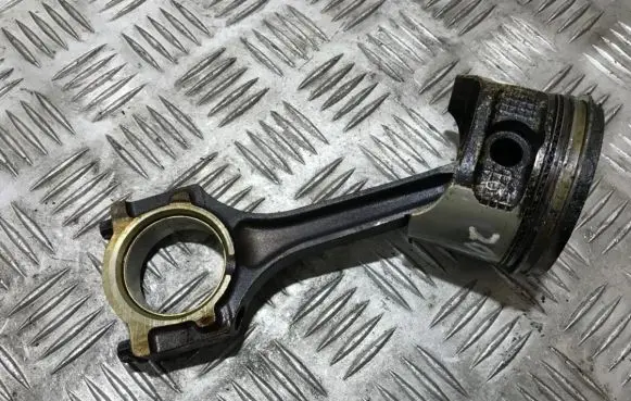 Ford Fiesta Piston with connecting rod 07104820