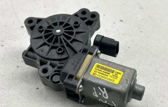 Hyundai i30 Front door window regulator motor 82460A5000 001100305334