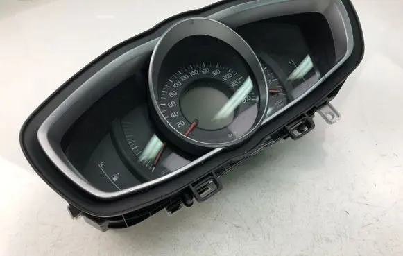 Volvo V40 Speedometer (instrument cluster) 31453103