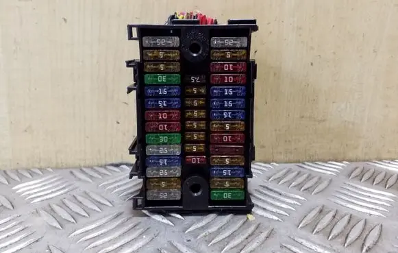 Volkswagen Transporter - Caravelle T5 Fuse module 7E0937617
