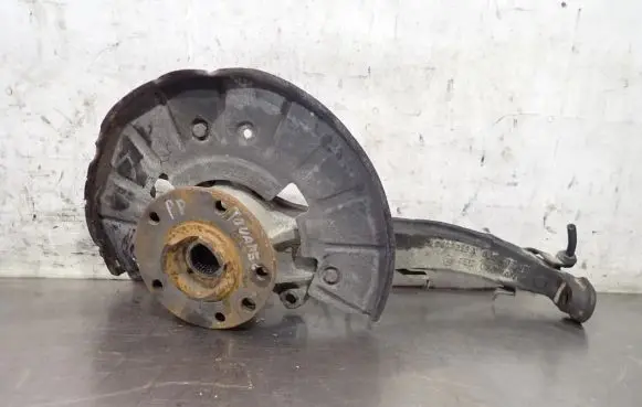Volkswagen Touareg I Front wheel hub spindle knuckle 7L0407258A