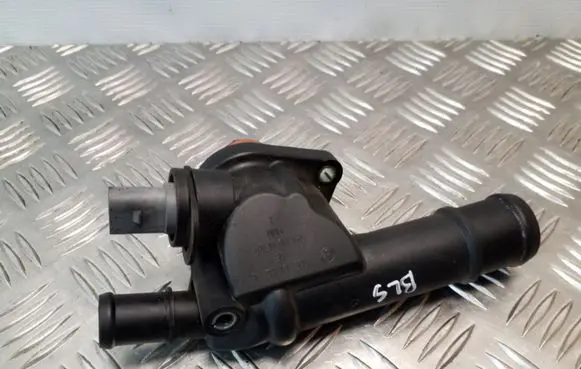 Volkswagen Touran I Engine coolant pipe/hose 03G121132B