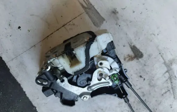 Mitsubishi Outlander Front door lock