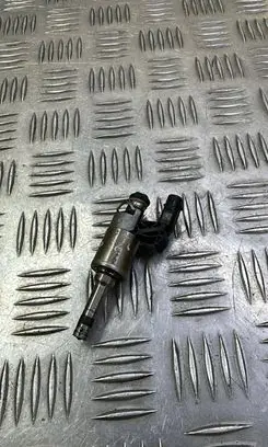 Audi A4 S4 B9 8W Fuel injector
