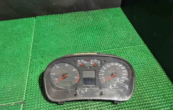Volkswagen Golf IV Speedometer (instrument cluster) 11000895802 1J0920822C